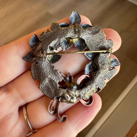 Vintage Christmas Poinsettia Wreath Enamel Brooch Pin - Picture 2 of 2